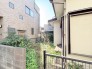 緑豊かな庭と、柔らかな日差しが心地よい空間。