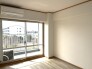 開放的な窓から穏やかな光が注ぎ、心地よい空間が広がります。
