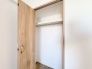 木の温もりを感じる空間に、すっきりと整頓された収納スペース