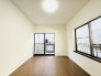 今からここを誰のお部屋にしようか、そんな洋室。大きさは6帖です。
