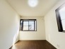 今からここを誰のお部屋にしようか、そんな洋室。大きさは5帖です。

