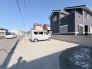 駐車場は停めやすい広さで３台可、家庭菜園も楽しめる。敷地のびのび約９０坪。
