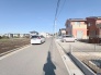幅員の狭い道ですが、車通りの少ない住宅街に立地してます。
