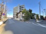 穏やかな空の下、静かな街並みが広がります。