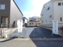 澄み渡る青空と、静かに佇む住まいのコントラスト