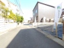 静かな街並みに佇む、温かみのある住まい。