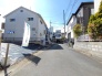 澄み渡る青空の下、穏やかな時間が流れる心地よい街並み