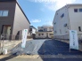青空の下、穏やかな時間が流れる街並み