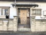 住民の方が主に利用する交通量少なめの道路に面してます。
