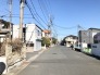 駐車が苦手な方にも嬉しい、前面８ｍ道路に面した住まい。
