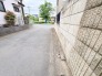 穏やかな街並みに溶け込み、日々の往来が心地よく感じられる落ち着いた周辺環境です。
