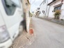 落ち着いた住宅街の雰囲気が漂う、静かな時間が流れる住環境の周辺風景です。