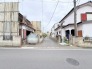 落ち着いた住宅街の風景に溶け込み、日常の静けさを感じさせる穏やかな周辺環境が魅力です。