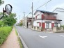 穏やかな街並みが広がる、落ち着いた時間が流れる住環境に佇む一邸です。