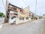 落ち着いた住宅街に佇み、地域に馴染む穏やかな暮らしの風景が広がっています。
