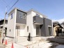 モダンなデザインと落ち着いた色合いが調和する、洗練された住まい。