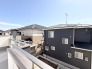青空の下、穏やかな暮らしが広がる街並み