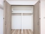 木目調の扉が彩る、すっきりと整頓された収納空間