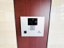 落ち着いた雰囲気のエントランス。オートロック式で防犯面にも配慮がなされ、宅配ボックスも備わっています。
