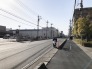 お子様のいるご家庭も安心な歩道付きの道路です。