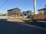 空の青さが映える、穏やかな住宅街の佇まい。