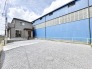 青い壁に囲まれた、穏やかな日常を刻む住まい。