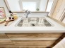 温かな木目調と機能的なシンクが調和する、心地よい空間