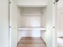 空間に広がりと清潔感をもたらす、洗練された収納スペース