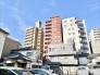 晴れやかな青空と、街並みに映える集合住宅