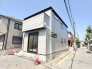 モダンな外観と、落ち着きのある街並みが調和した住まい