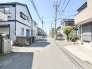 穏やかな陽光が、閑静な住宅街を温かく照らしています。