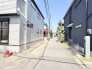 整然とした街並みに溶け込む、落ち着きのある住まい