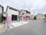 駐車が苦手な方にも嬉しい、前面６ｍ道路に面した住まい。
