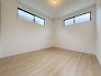 今からここを誰のお部屋にしようか、そんな洋室。大きさは5.2帖です。
