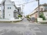 落ち着いた街並みに溶け込む、穏やかな日常が流れる住環境が広がります。