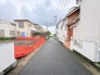 周辺の落ち着いた街並みと調和する、穏やかな住環境が広がるのどかな現地風景です。