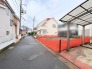 閑静な住宅街の一角に位置し、穏やかな暮らしを育むための落ち着いた環境が整っています。