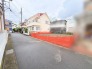 閑静な住宅街の一角に位置し、理想の住まいをゼロから描き出すためのゆとりある敷地が広がります。