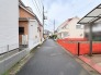 閑静な住宅街に位置し、日々の生活が穏やかに流れる落ち着いた住環境が広がっています。