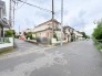 閑静な住宅街に位置し、穏やかな時間の流れを感じさせる落ち着いた街並みが広がっています。