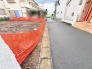 閑静な住宅街の中に位置し、新しい暮らしの始まりを静かに予感させる整えられた敷地です。