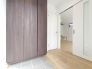 木の温もりと洗練された空間が心地よく調和する住まい