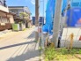 住民の方が主に利用する交通量少なめの道路に面してます。
