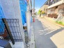 幅員の狭い道ですが、車通りの少ない住宅街に立地してます。

