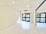 広がる空間に、心地よい風が吹き抜けるような爽やかな印象。