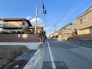 車通りの少ない閑静な住宅地、のびのびした子育てに適します。
