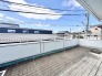 見晴らしの良い開放的な空間が広がり、空を身近に感じられる心地よい場所です。