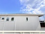 南側隣地にも建物はありますが、バルコニーの日当たりは良好です。