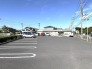 広々とした駐車場と、穏やかな青空が心地よい空間を演出します。 110m