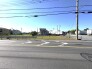 広々とした空の下、穏やかな時間が流れる街並みが広がります。